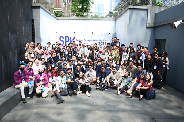 Sesi foto bersama para peserta Seminar Persiapan Keberangkatan 2023 bersama Atase Kerja Sama Pendidikan dan Universitas, Antoine Bricout di IFI Thamrin, Jakarta Pusat, 12 Juli 2023